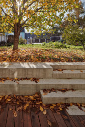 Nová terasa suterénního bytu v Praze od Matěje Šebka