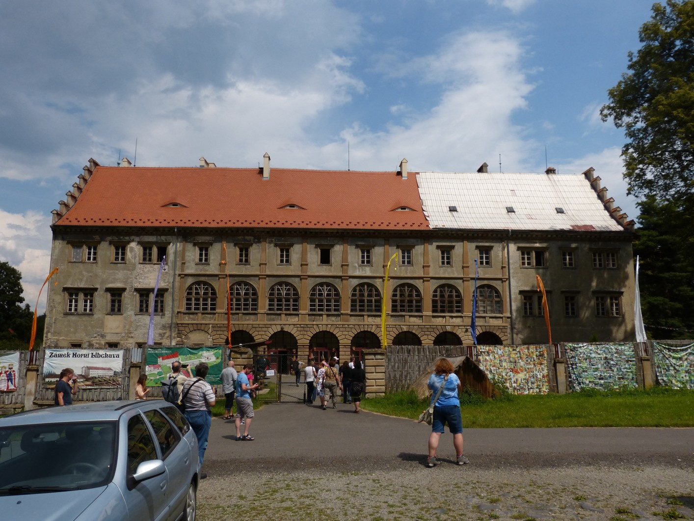 Renesanční zámek v Horní Libchavě obsadila v 50. letech armáda - zanechala tu po sobě třeba část plechové střechy.&nbsp;Foto: Tereza Hůrská
