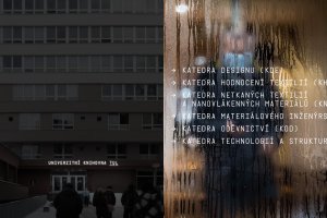 Označení budovy Univerzitní knihovny TUL a orientační značení budovy na skle.