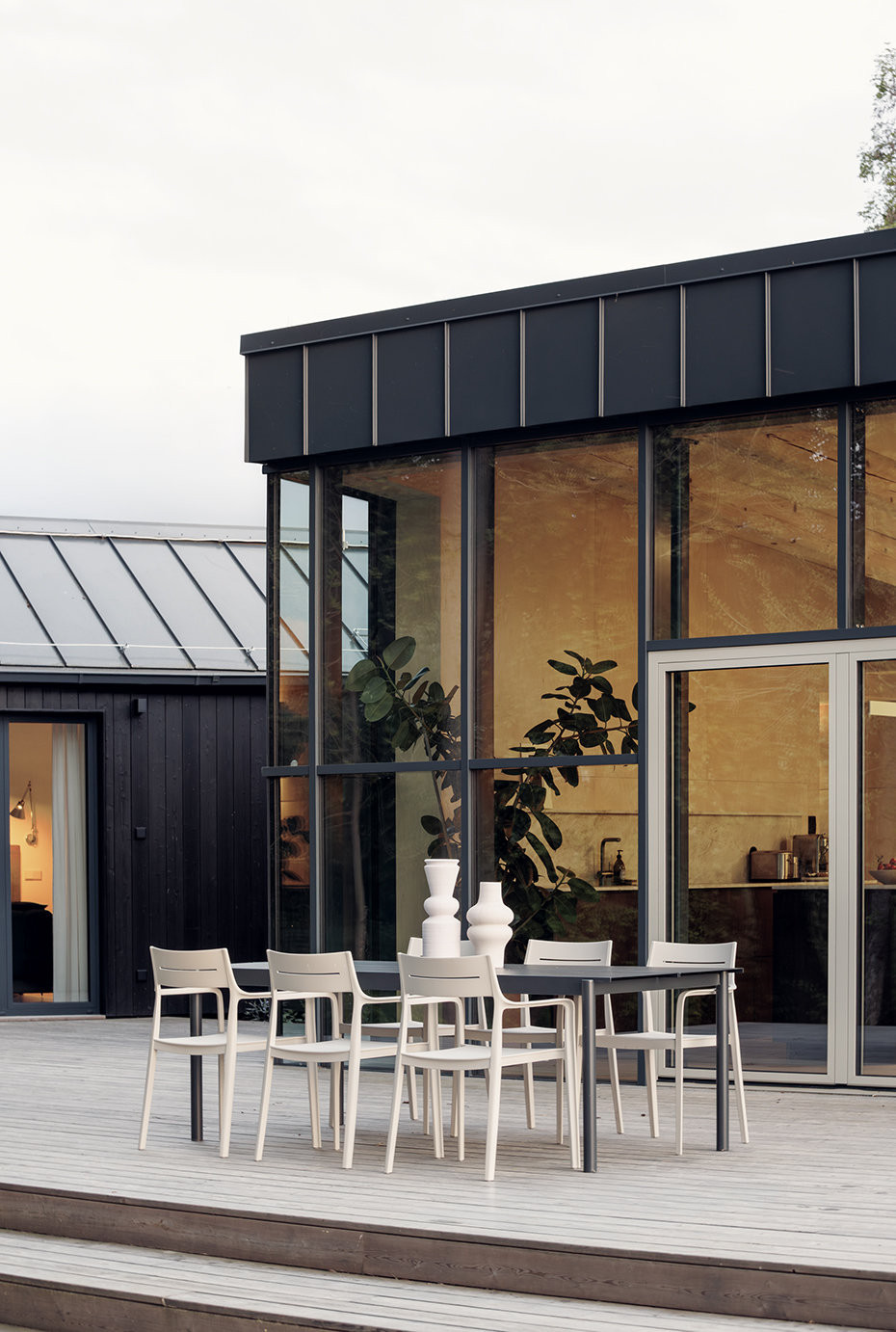 Terasa s venkovním sezením. (Dům inspirovaný australskou architekturou; Anna Koukolová architekti)