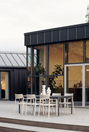 Terasa s venkovním sezením. (Dům inspirovaný australskou architekturou; Anna Koukolová architekti)