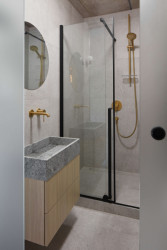 Pohled do koupelny (Byt u Divoké Šárky v Praze, Iva Hájková Studio)