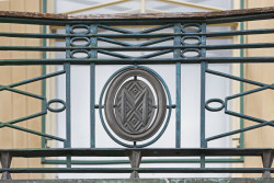 Nový zámek, dvojvila bratrů Mandelíkových v Ratboři u Kolína, 1911‒1913, detail zábradlí terasy (foto: Jiří Zikmund, 2021)