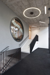 Přístavba školy ve Studenci, CHRAMA: Dispozičně funguje přístavba jako dvojtakt s centrálním schodištěm s působivým detailem kruhového okna propojujícím schodiště se vstupní halou