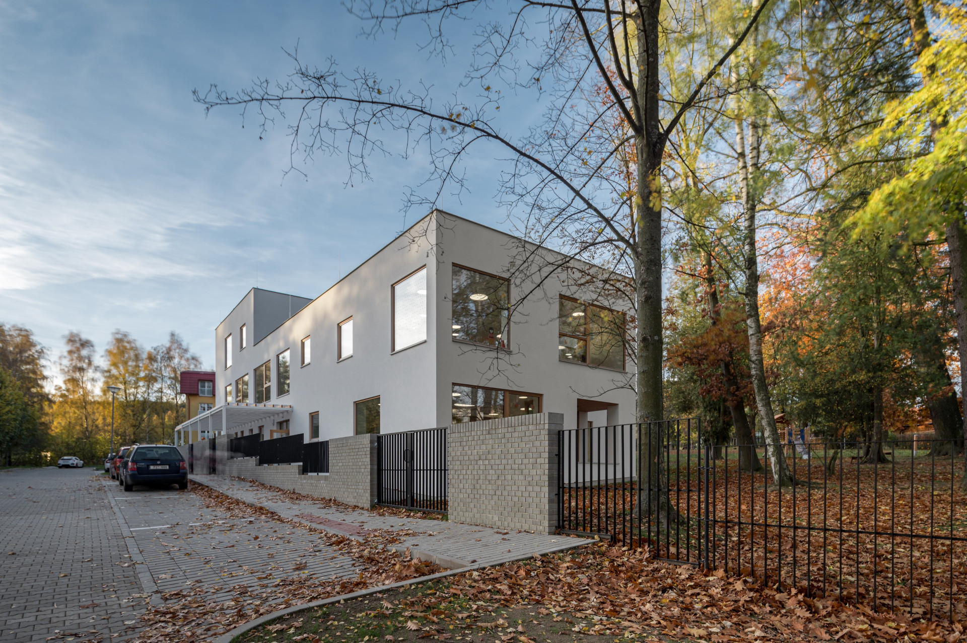 Školka vstoupila do parku. Novou stavbu se povedlo usadit mezi vzrostlé stromy a zakomponovat ji do okolí (Mateřská školka Podhrad v Humpolci, SPORADICAL,2023)