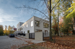 Školka vstoupila do parku. Novou stavbu se povedlo usadit mezi vzrostlé stromy a zakomponovat ji do okolí (Mateřská školka Podhrad v Humpolci, SPORADICAL,2023)