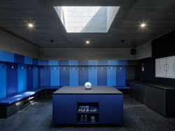 Pohled do šatny (Sportovní areál SK Planá, PROAM ARCHITEKTI)