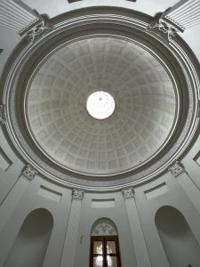 Zámek Kačina, Jiří Fischer, 1806–1824: Dvoukřídlý zámek v sobě skrývá Chotkovskou knihovnu, salony, historickou lékárnu a dobové divadlo