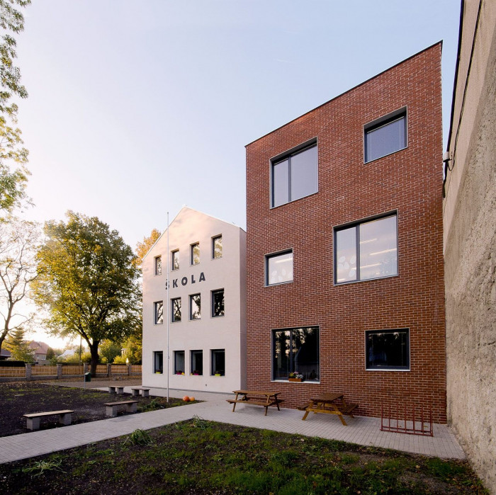 Architekt Ondřej Tuček, Přístavba a rekonstrukce obecní školy Hovorčovice – foto