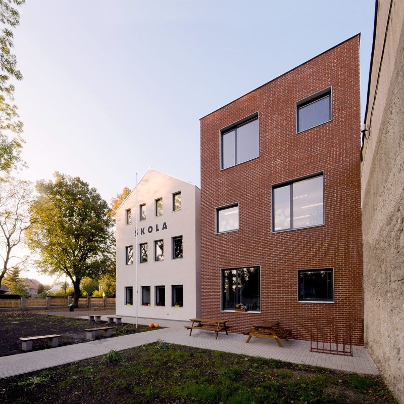 Architekt Ondřej Tuček, Přístavba a rekonstrukce obecní školy Hovorčovice – foto