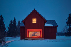 V měsících letních se do chalupy dostanete po předsazeném schodišti, které vede na zastřešenou terasu. (Chata Bučina v Malé Úpě, studio ADR)