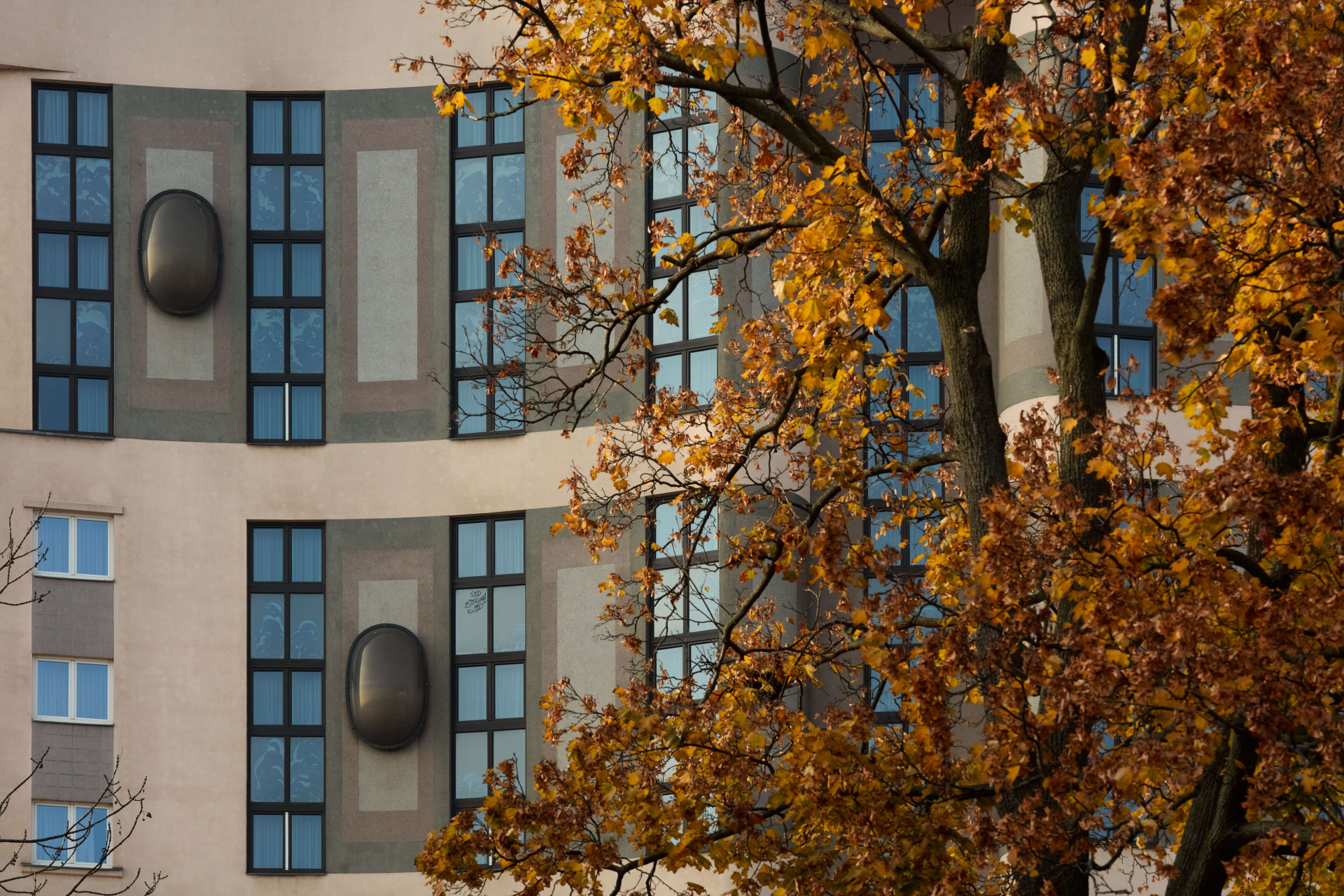 To je také  jeho hlavní přínos pro město – velká ubytovací kapacita mimo historické centrum přispívá k tomu, že se turisté rozptýlí i do „normálních“ neturistických čtvrtí. Výhodou je také návaznost na metro, většina hostů se do centra dopravuje MHD.