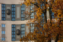 To je také  jeho hlavní přínos pro město – velká ubytovací kapacita mimo historické centrum přispívá k tomu, že se turisté rozptýlí i do „normálních“ neturistických čtvrtí. Výhodou je také návaznost na metro, většina hostů se do centra dopravuje MHD.