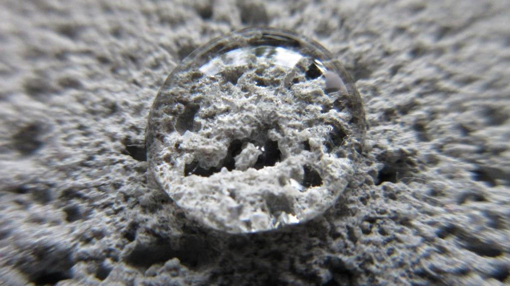 Extrémně voděodolná suchá omítková směs IZONIL od RBL Trade vytváří po aplikaci vodonepropustnou vrstvu, ale zároveň zůstává paropropustná.