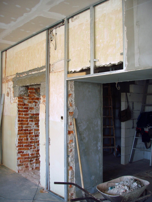 Pohľad zo vstupnej haly školy. Pôvodný stav a stavebné práce.