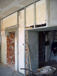 Pohľad zo vstupnej haly školy. Pôvodný stav a stavebné práce.