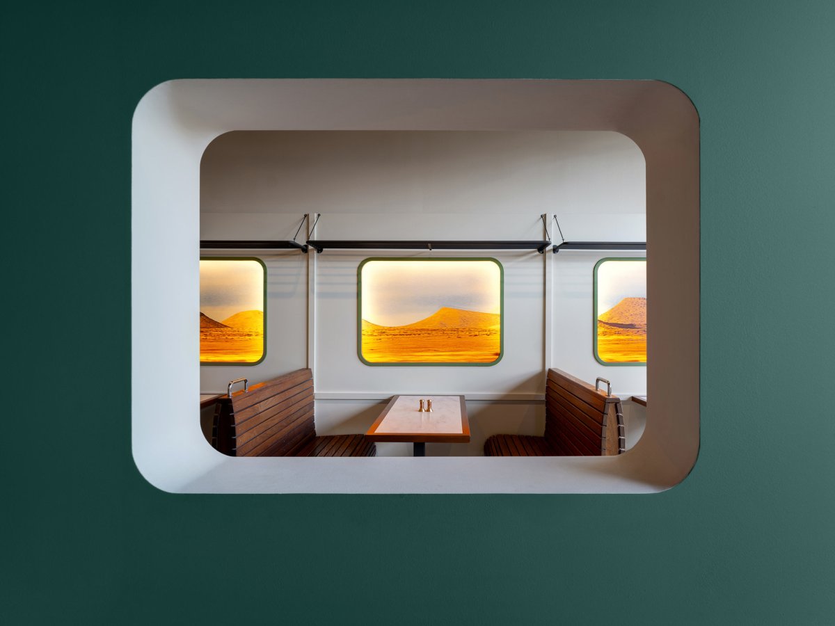 Pohled "okénkem na vlakové lavice" (Bombay Express; Studio archicraft)