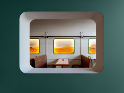 Pohled "okénkem na vlakové lavice" (Bombay Express; Studio archicraft)