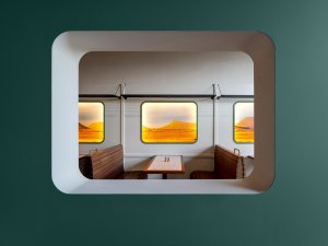 Pohled "okénkem na vlakové lavice" (Bombay Express; Studio archicraft)