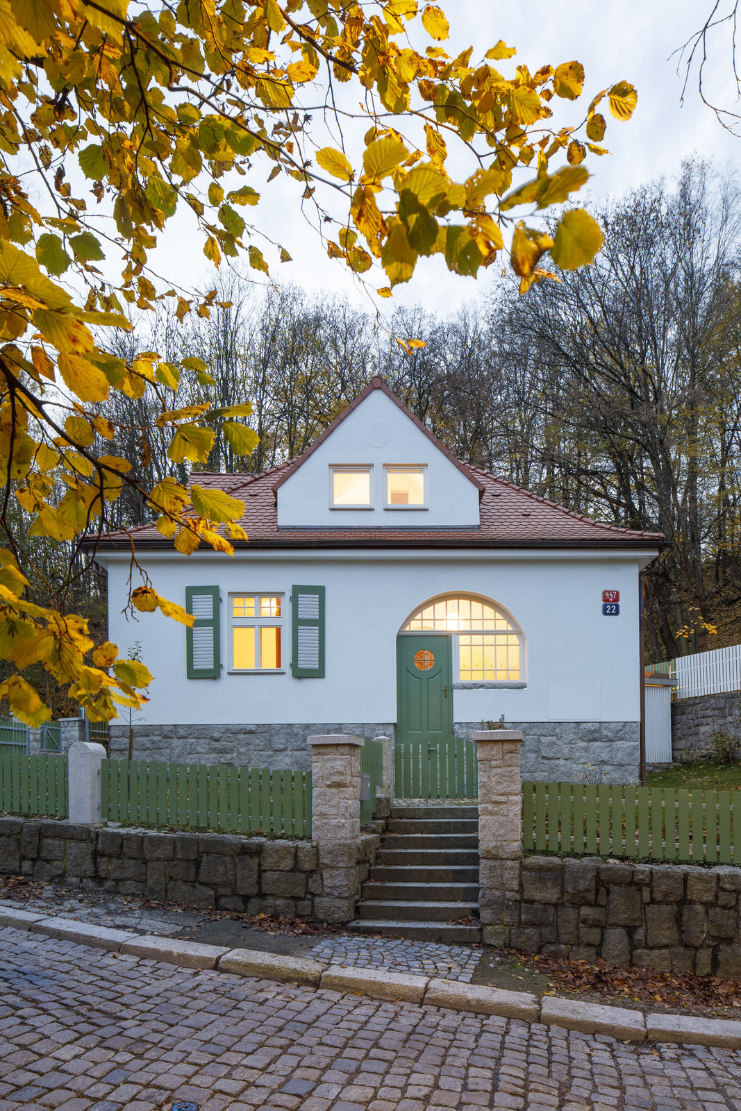 Nevhodné vikýře s trojúhelníkovými okny ustoupily klidnějším, proporčně vyváženějším tvarům.