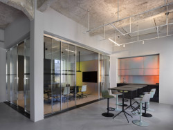 Konsepti nedávno otevřelo nový showroom s velkoformátovou projekcí, která v mnohém posouvá hranice vizualizací interiérů, za architektonickým návrhem stojí studio Perspektiv