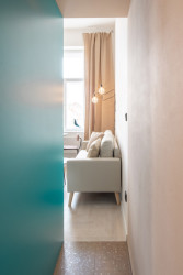 Garsonka "U Výstaviště" v Praze-Holešovicích, DesignPro: Do hlavní místnosti se vstupuje z chodby, kde je situovaný úložný prostor