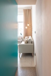 Garsonka "U Výstaviště" v Praze-Holešovicích, DesignPro: Do hlavní místnosti se vstupuje z chodby, kde je situovaný úložný prostor