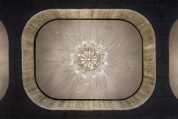 Svítidla od Reného Roubíčka v konferenčním sále