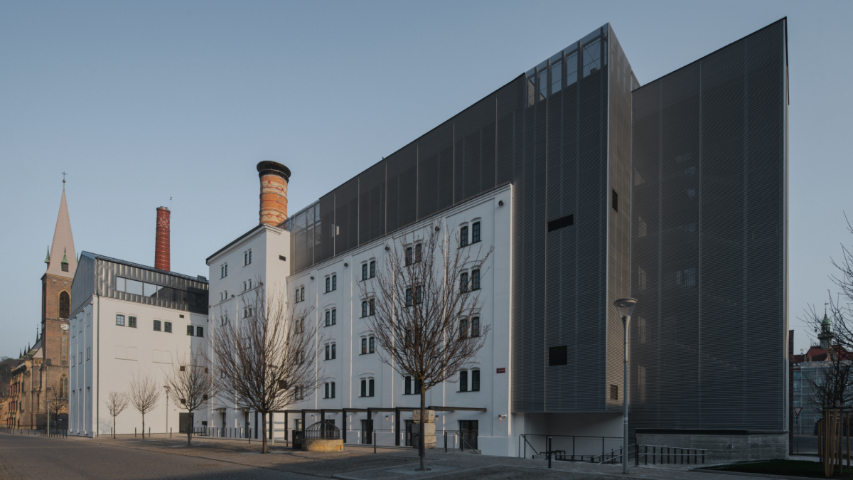 Na počátku byl opuštěný pivovar v centru Kralup nad Vltavou. Prošel konverzí podle návrhu Atelieru 99 a nyní je tu kulturní centrum.
