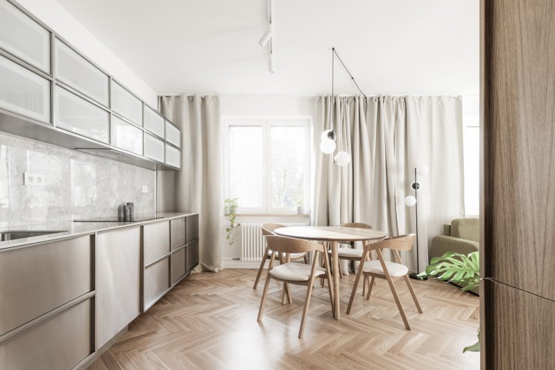 Denní zóna plynule navazuje na kuchyň (Rekonstrukce bratislavského panelového bytu; Abrama architekti)