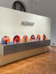 Expozice KOVAP na Designblok 2024 navržená studenty UMPRUM Karolínou Vintrovou a Janem Lechnerem