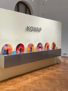 Expozice KOVAP na Designblok 2024 navržená studenty UMPRUM Karolínou Vintrovou a Janem Lechnerem