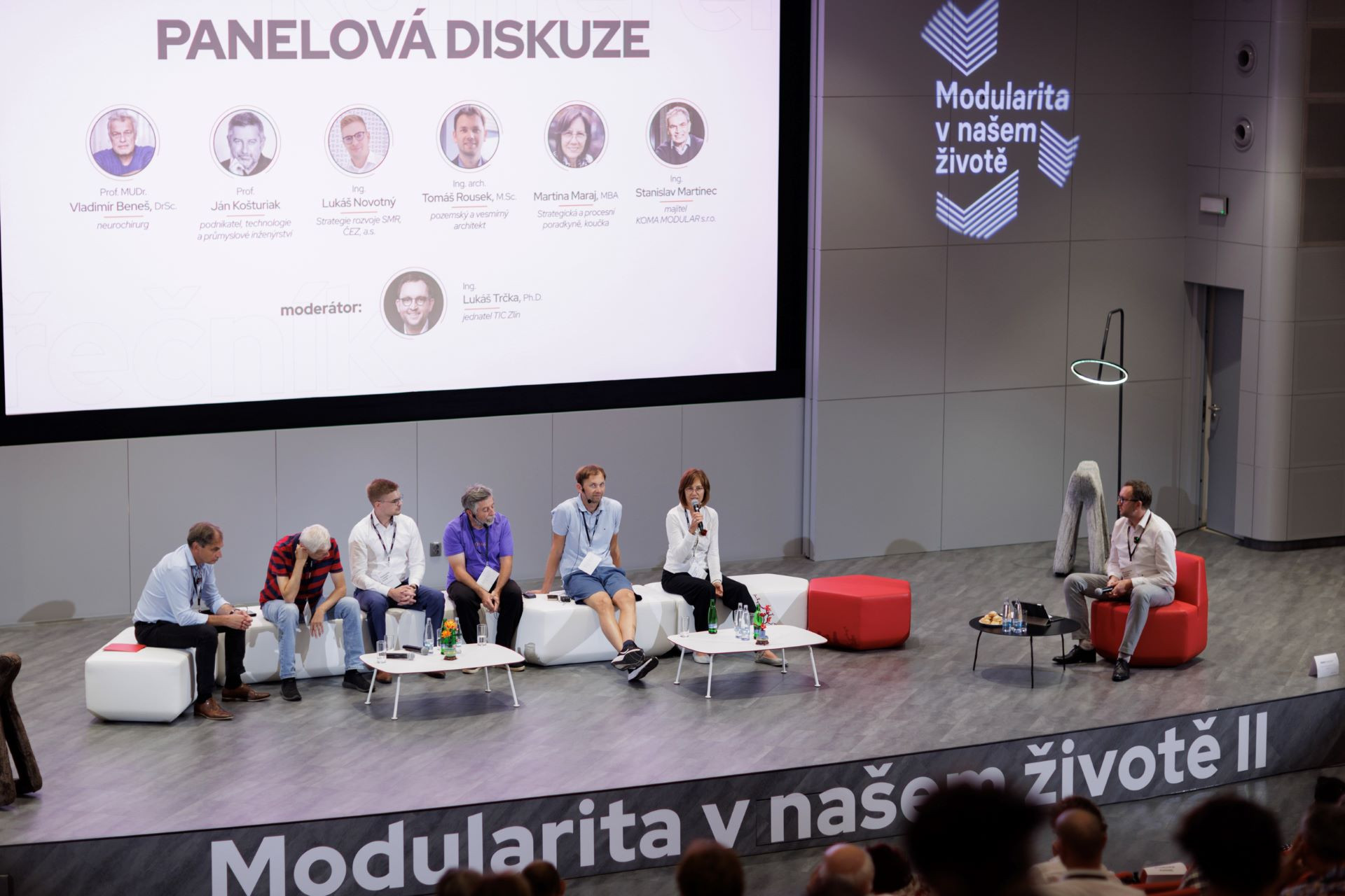 (Zleva) Stanislav Martinec za KOMA MODULAR, neurochirurg Vladimír Beneš, Lukáš Novotný z ČEZu, Ján Košturiak profesor z oboru průmyslu a strojírenství, architekt Tomáš Rousek, Martina Maraj - specialistka strategického řízení a moderátor Lukáš Trčka.