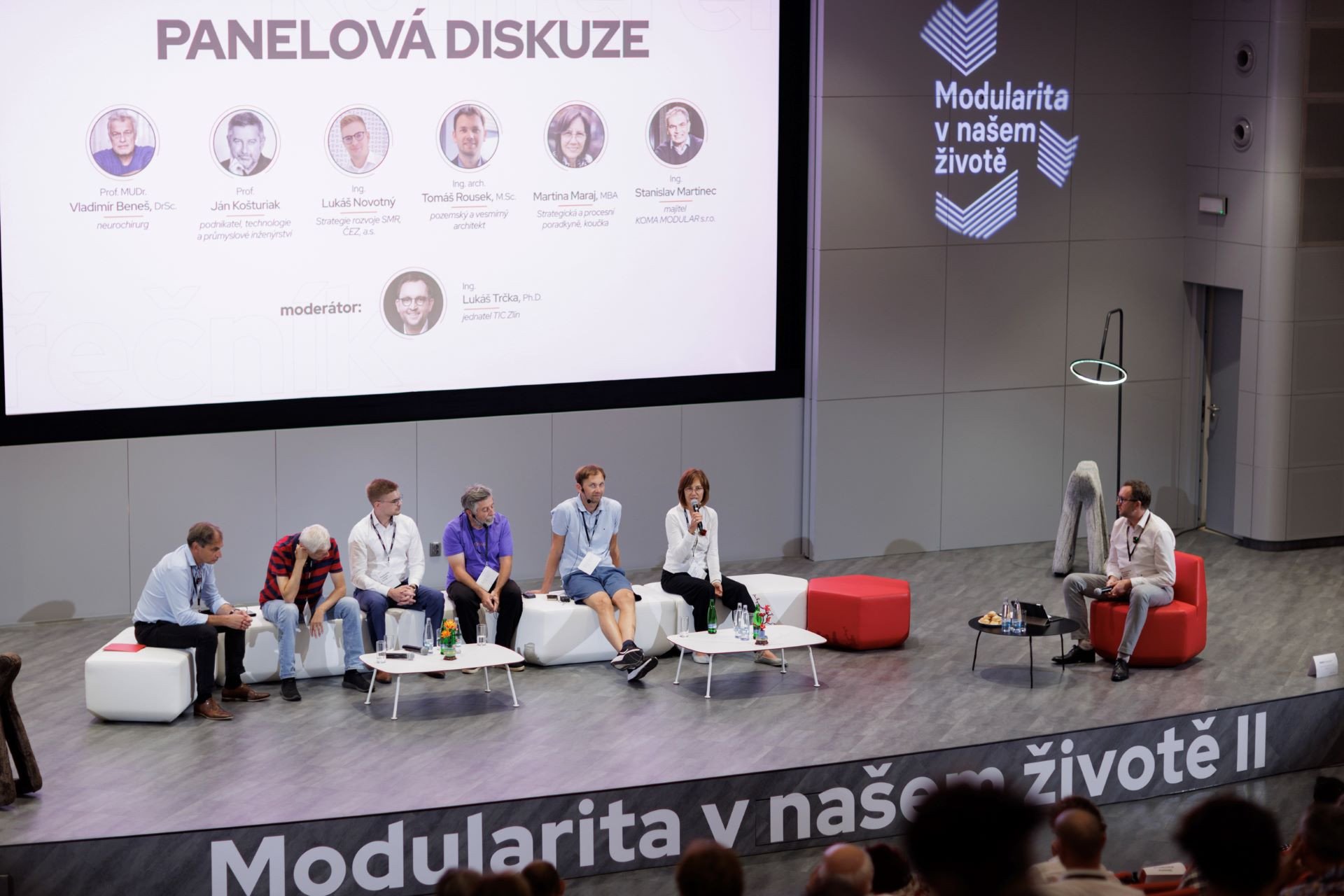 (Zleva) Stanislav Martinec za KOMA MODULAR, neurochirurg Vladimír Beneš, Lukáš Novotný z ČEZu, Ján Košturiak profesor z oboru průmyslu a strojírenství, architekt Tomáš Rousek, Martina Maraj - specialistka strategického řízení a moderátor Lukáš Trčka.