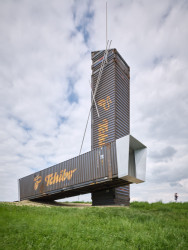 Cíle cest je projekt města Litomyšl. Jsou to drobné intervence do krajiny od architektů. (Rozhledna na Litomyšl, atelier-r)