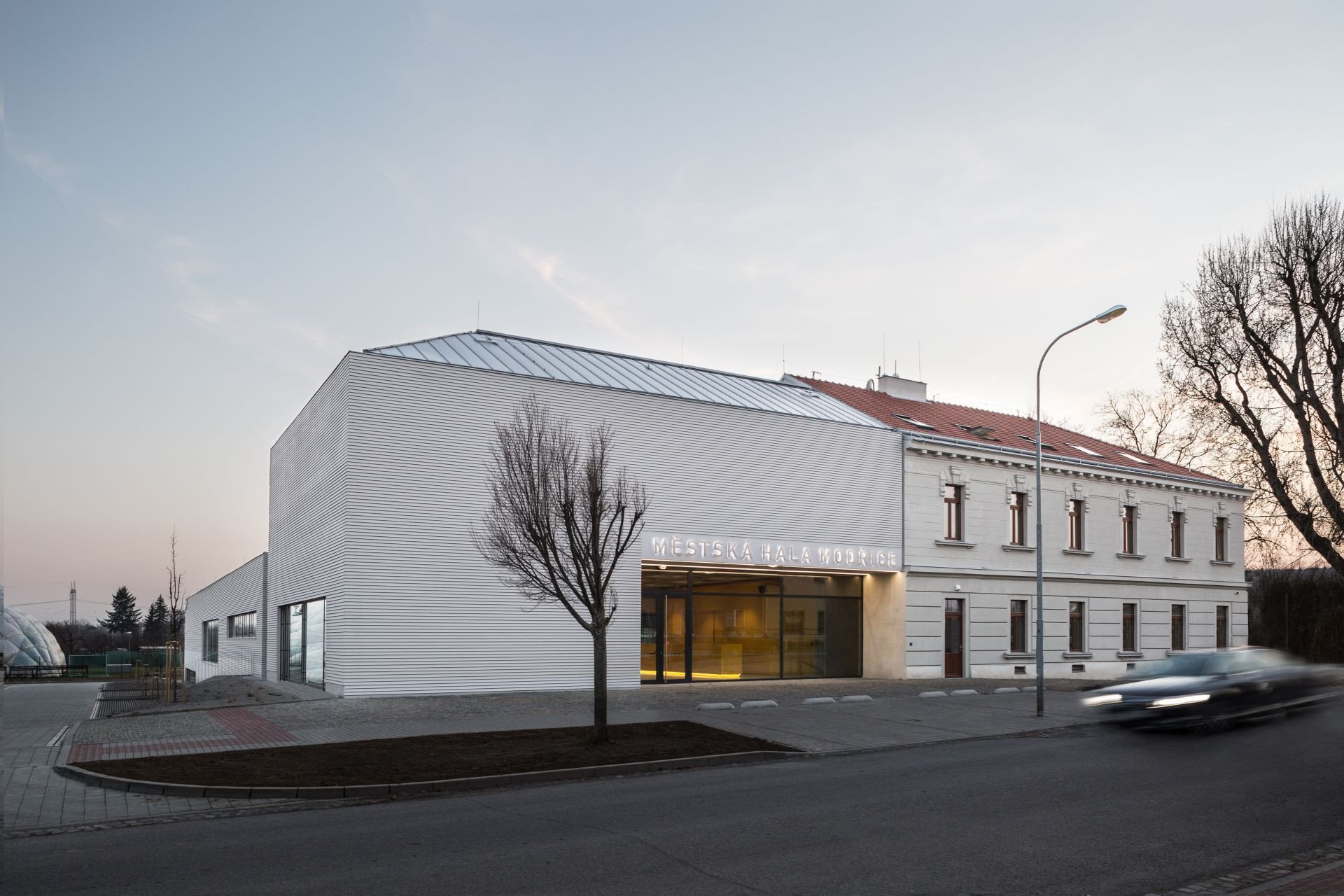 Městská hala v Modřicích u Brna od studia Bod architekti, realizace 2020