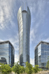 Prosklenou elegantní věž ve Varšavě, která nese název Warsaw Spire, navrhli architekti Jaspers-Eyers Architects.