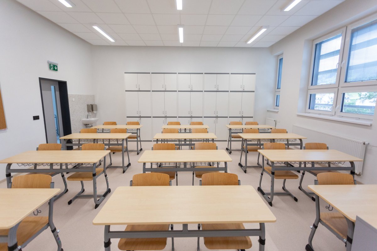 Nástavba základní školy Vidče vyřešila nedostatek prostor pro výuku. Pracuje s kontrastem mezi tmavou současnou vrstvou a původní světlou fasádou z 80. let.
