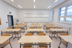 Nástavba základní školy Vidče vyřešila nedostatek prostor pro výuku. Pracuje s kontrastem mezi tmavou současnou vrstvou a původní světlou fasádou z 80. let.