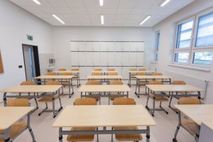 Nástavba základní školy Vidče vyřešila nedostatek prostor pro výuku. Pracuje s kontrastem mezi tmavou současnou vrstvou a původní světlou fasádou z 80. let.