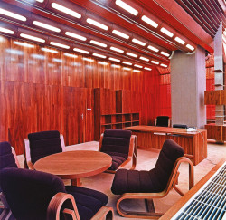 Machoninovi řešili každý detail. Sami navrhli nábytek pro většinu svých realizací, ale
soustředili se i na jiná atypické řešení, v případě berlínské ambasády například obložení stěn.