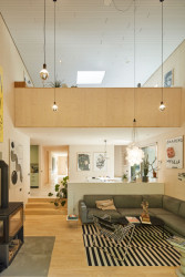 Nad obývacím pokojem s kuchyní je vložené patro pracovny. (Dům v Davli, 0,5 Studio)