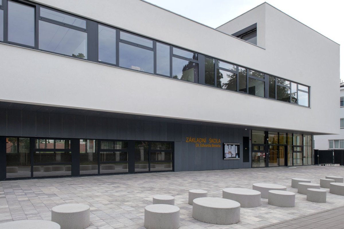Přístavba ZŠ DR. E. Beneše, Med Pavlík architekti - foto