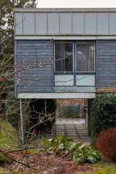 Může připomínat třeba stavby Le Corbusiera.