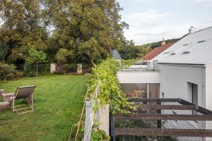 Iveta Langerová architekti navrhli rekonstrukci pražského rodinného domu, který se otevírá zeleni