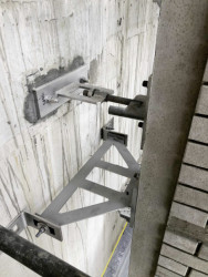 Kotvení prefabrikovaných pilastrů přímo na stavbě