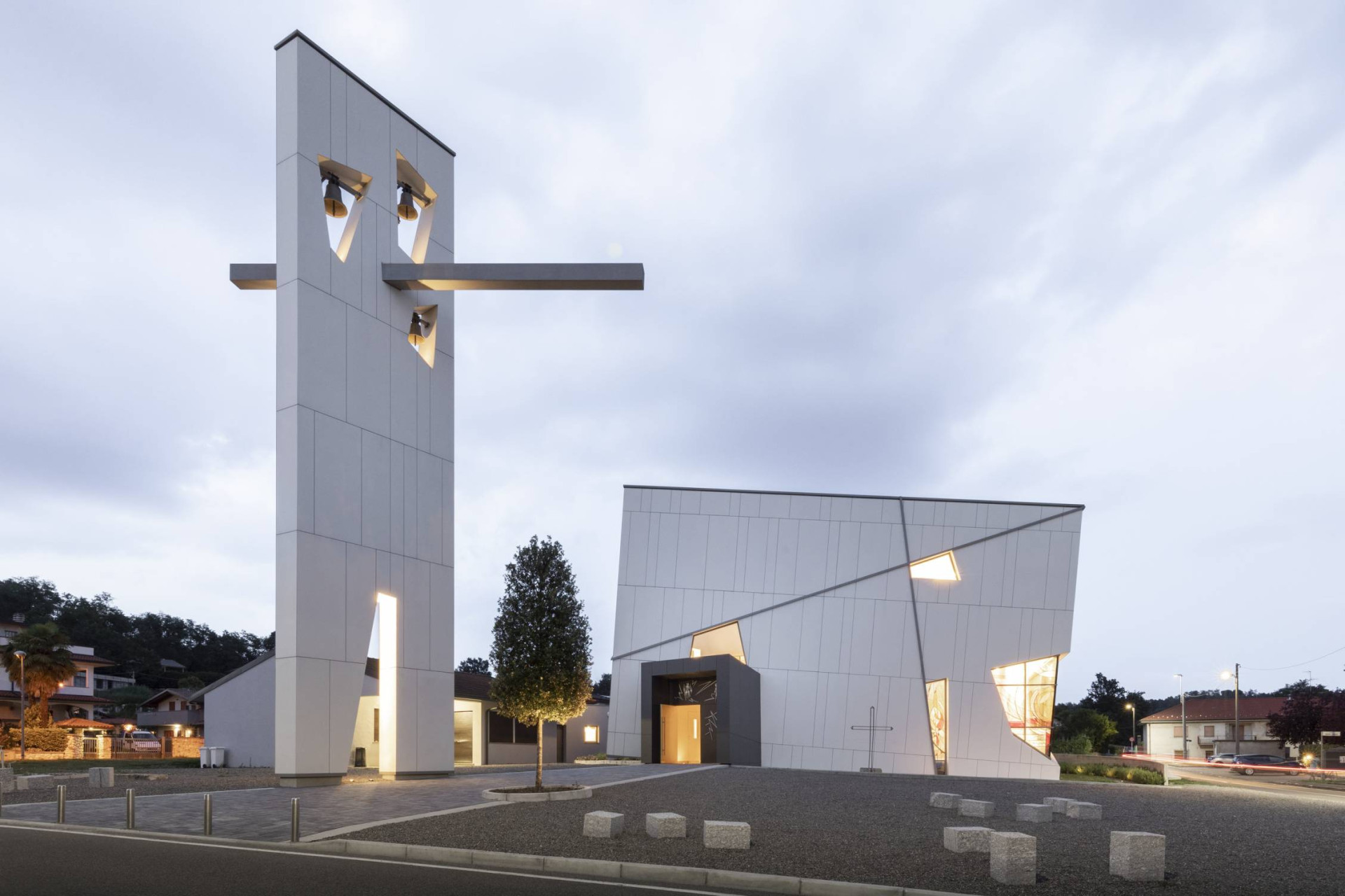 Architekt Matteo Mornata realizoval v italské vesnici Andrate netradiční kostel, jehož fasádu tvoří bílé desky.