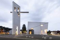 Architekt Matteo Mornata realizoval v italské vesnici Andrate netradiční kostel, jehož fasádu tvoří bílé desky.