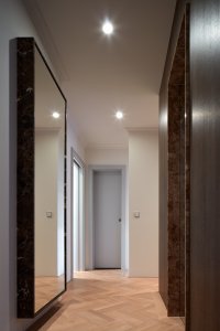 Pohled do chodby (Byt Masna, Iva Hájková Studio)