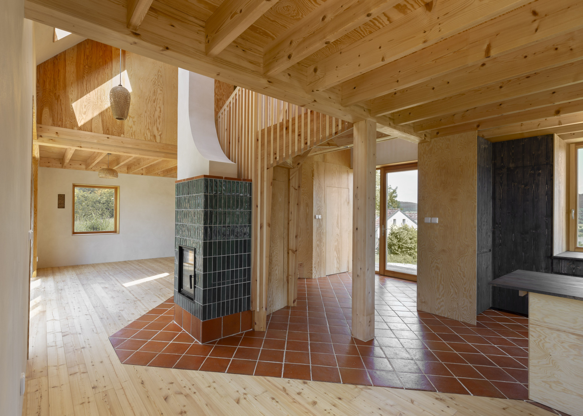 Interiér je otevřenější a hravější než typický český dům. (Casa De Mi Luna, Studio Circle Growth)